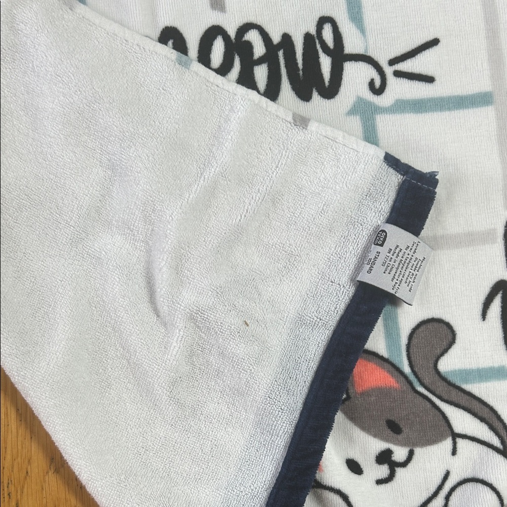 Playful Cat Design Beach Towel - Picture 2 of 3